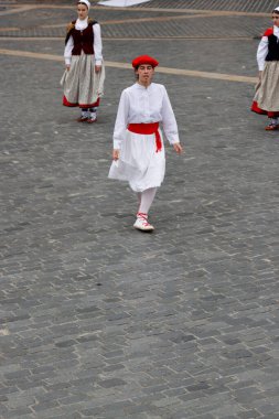 İspanya 'nın Bilbao caddesinde halk dansları gösterisi