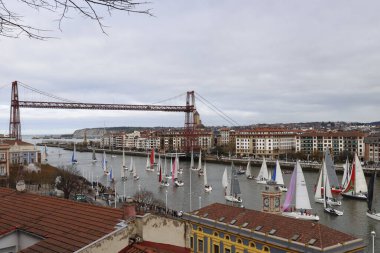 Bilbao, İspanya 'daki nehir kıyısındaki yat yarışı.