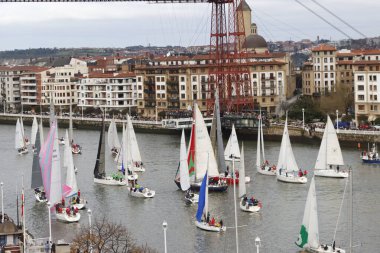 Bilbao, İspanya 'daki nehir kıyısındaki yat yarışı.