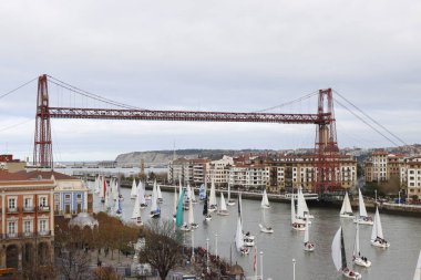 Bilbao, İspanya 'daki nehir kıyısındaki yat yarışı.