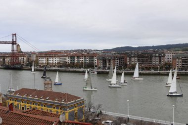 Bilbao, İspanya 'daki nehir kıyısındaki yat yarışı.