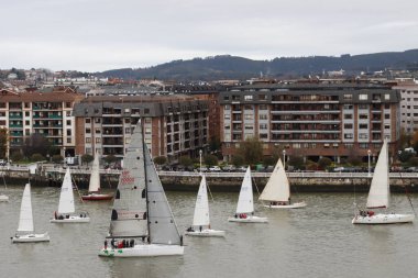 Bilbao, İspanya 'daki nehir kıyısındaki yat yarışı.