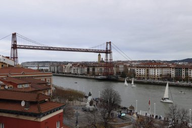 Bilbao, İspanya 'daki nehir kıyısındaki yat yarışı.