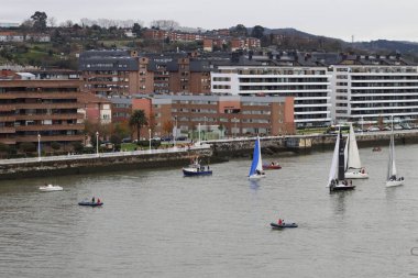 Bilbao, İspanya 'daki nehir kıyısındaki yat yarışı.