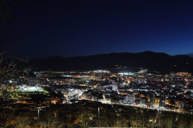 İspanya 'nın Bilbao kenar mahallelerinde gece