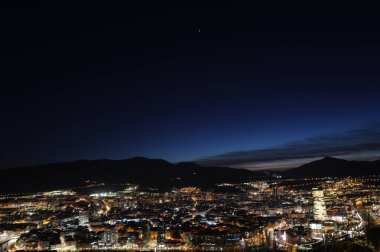 İspanya 'nın Bilbao kenar mahallelerinde gece