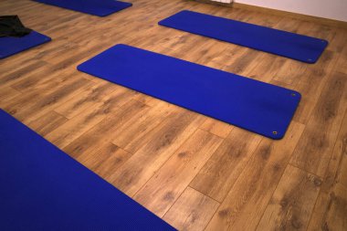 Beden paspasları yere.