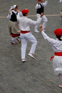Bask halk dansı gösterisi