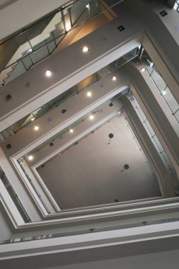 Modern bir binanın içinde.