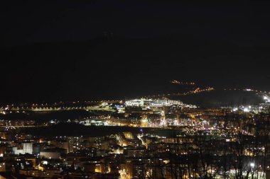 İspanya 'nın Bilbao kentinin gece görüntüsü