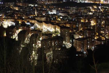 İspanya 'nın Bilbao kentinin gece görüntüsü