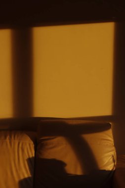 Geceleri bir odada kanepe