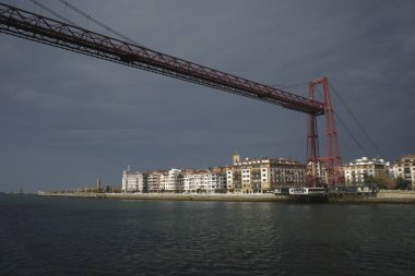 Bilbao, İspanya 'nın nehir kıyısında demir köprü.