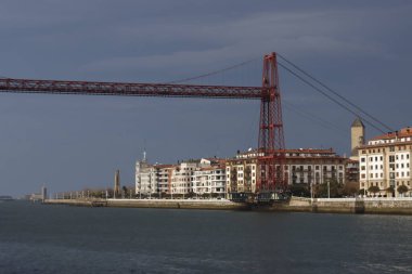 Bilbao, İspanya 'nın nehir kıyısında demir köprü.