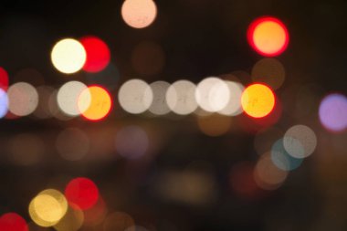 Şehir ışıkları geceleri bokeh etkisi yaratıyor.