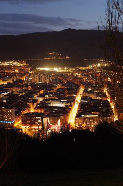 İspanya 'nın Bilbao kenar mahallelerinde bir gece.