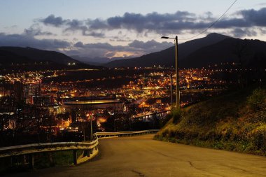 İspanya 'nın Bilbao kenar mahallelerinde bir gece.