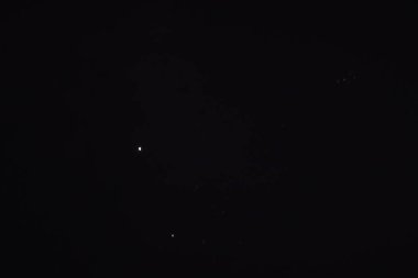 Ormanın üzerinde yıldızlı bir gece