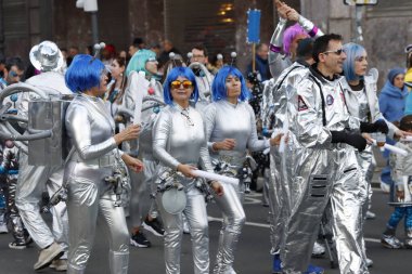 Şehirde karnaval geçidi