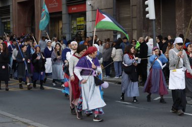 Şehirde karnaval geçidi