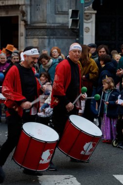 Şehirde karnaval geçidi