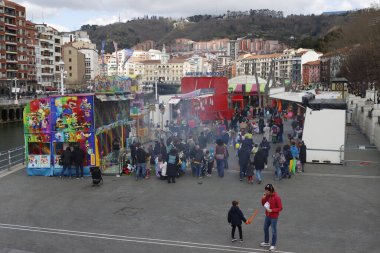 Şehirde karnaval geçidi