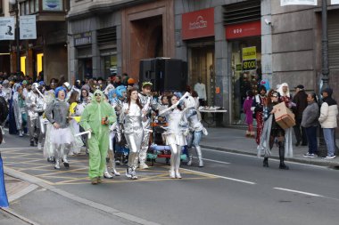 Şehirde karnaval geçidi