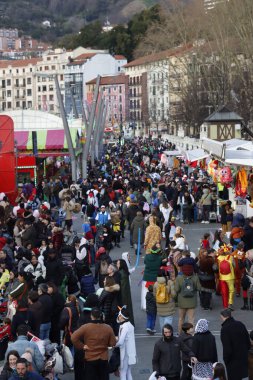 Karnavalda sokakta kalabalık vardı.