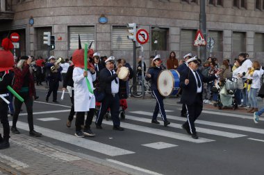 Karnavalda sokakta kalabalık vardı.