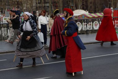 Karnavalda sokakta kalabalık vardı.
