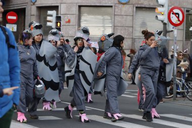 Karnavalda sokakta kalabalık vardı.