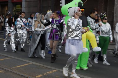 Karnavalda sokakta kalabalık vardı.