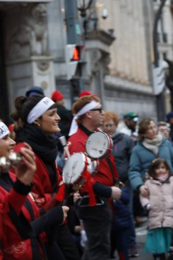 Karnavalda sokakta kalabalık vardı.