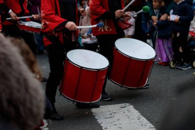 Karnavalda sokakta kalabalık vardı.