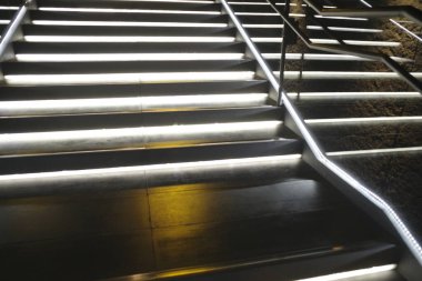  Modern bir binanın içindeki merdiven.