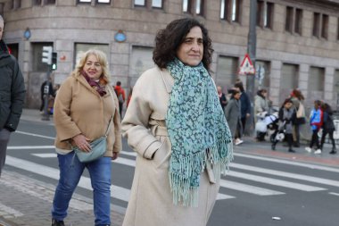 Sokakta yürüyen insanlar