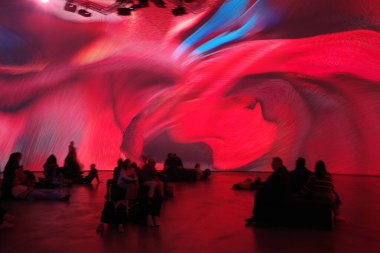 Sanat müzesini ziyaret et.