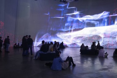 Sanat müzesini ziyaret et.