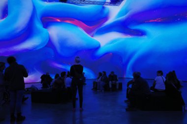 Sanat müzesini ziyaret et.