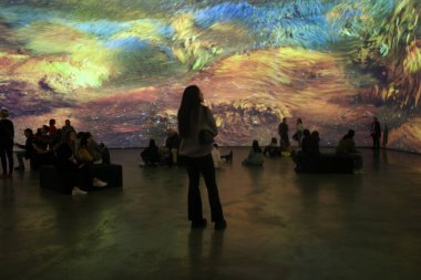 Sanat müzesini ziyaret et.