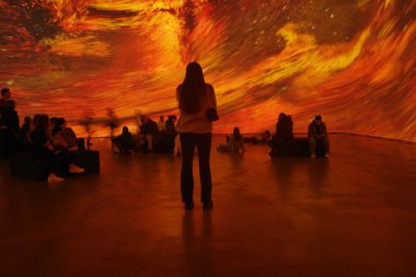 Sanat müzesini ziyaret et.