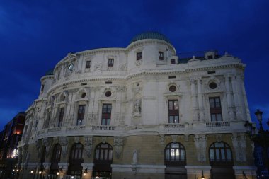 Akşamleyin Bilbao şehir merkezinde bir tiyatro.