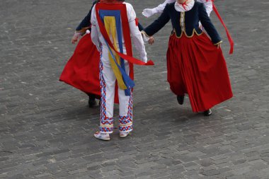 Sokakta Bask halk dansı gösterisi