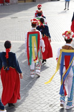 Sokakta Bask halk dansı gösterisi