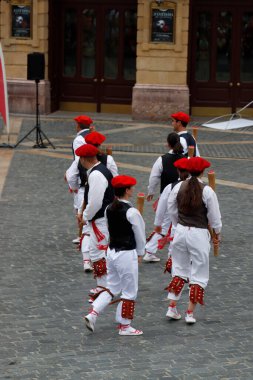 Sokakta Bask halk dansı gösterisi