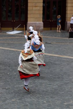 Sokakta Bask halk dansı gösterisi