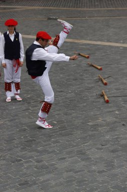 Sokakta Bask halk dansı gösterisi