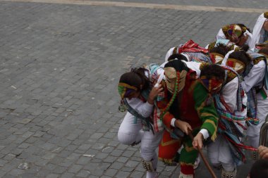 Sokakta Bask halk dansı gösterisi