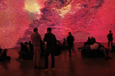 Sanat müzesini ziyaret et.