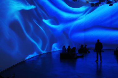 Sanat müzesini ziyaret et.